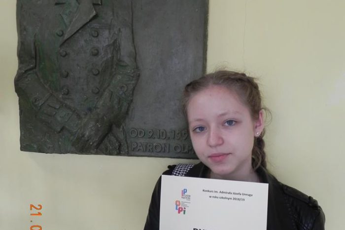 Zuzanna Madej  z klasy VIII a otrzymała  wyróżnienie w konkursie historycznym o admirale Unrugu.