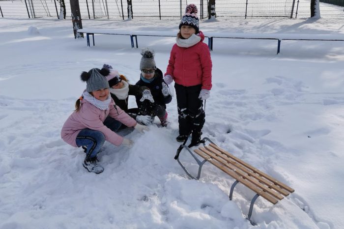 Dzieci kochają zabawy na śniegu …