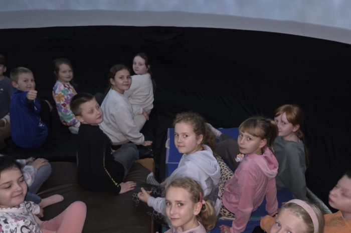 Wizyta Mobilnego Planetarium – kosmiczna podróż i dinozaurowe przygody! 🦕🚀
